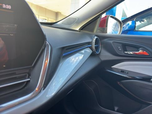 Used 2025 Chevrolet Trax LT w/ Sunroof Package image 14