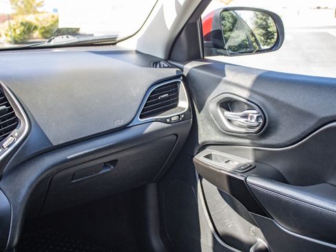 Used 2019 Jeep Cherokee Latitude Plus AWD/4WD image 51