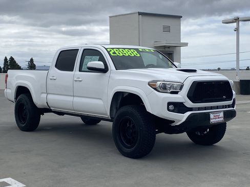 Used 2016 Toyota Tacoma TRD Sport w/ Premium & Technology Package AWD/4WD image 2