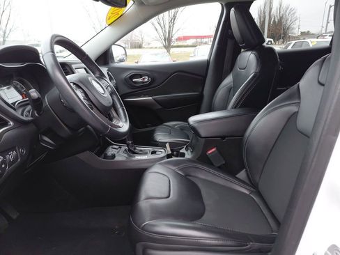 Used 2019 Jeep Cherokee Latitude Plus w/ Comfort/Convenience Group image 19