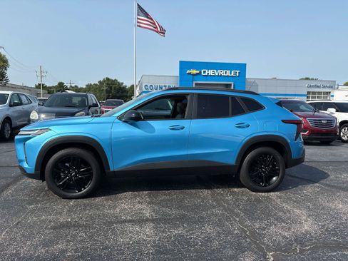 Used 2025 Chevrolet Trax ACTIV w/ Sunroof Package FWD image 2