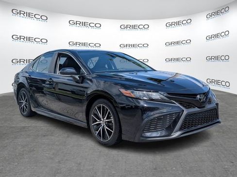 Used 2023 Toyota Camry SE FWD image 1