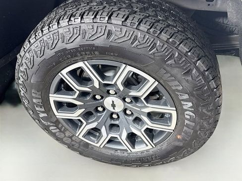 Used 2024 Chevrolet Colorado Z71 AWD/4WD image 32