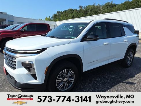 Used 2026 Chevrolet Traverse LT w/ Driver Confidence Package FWD image 4