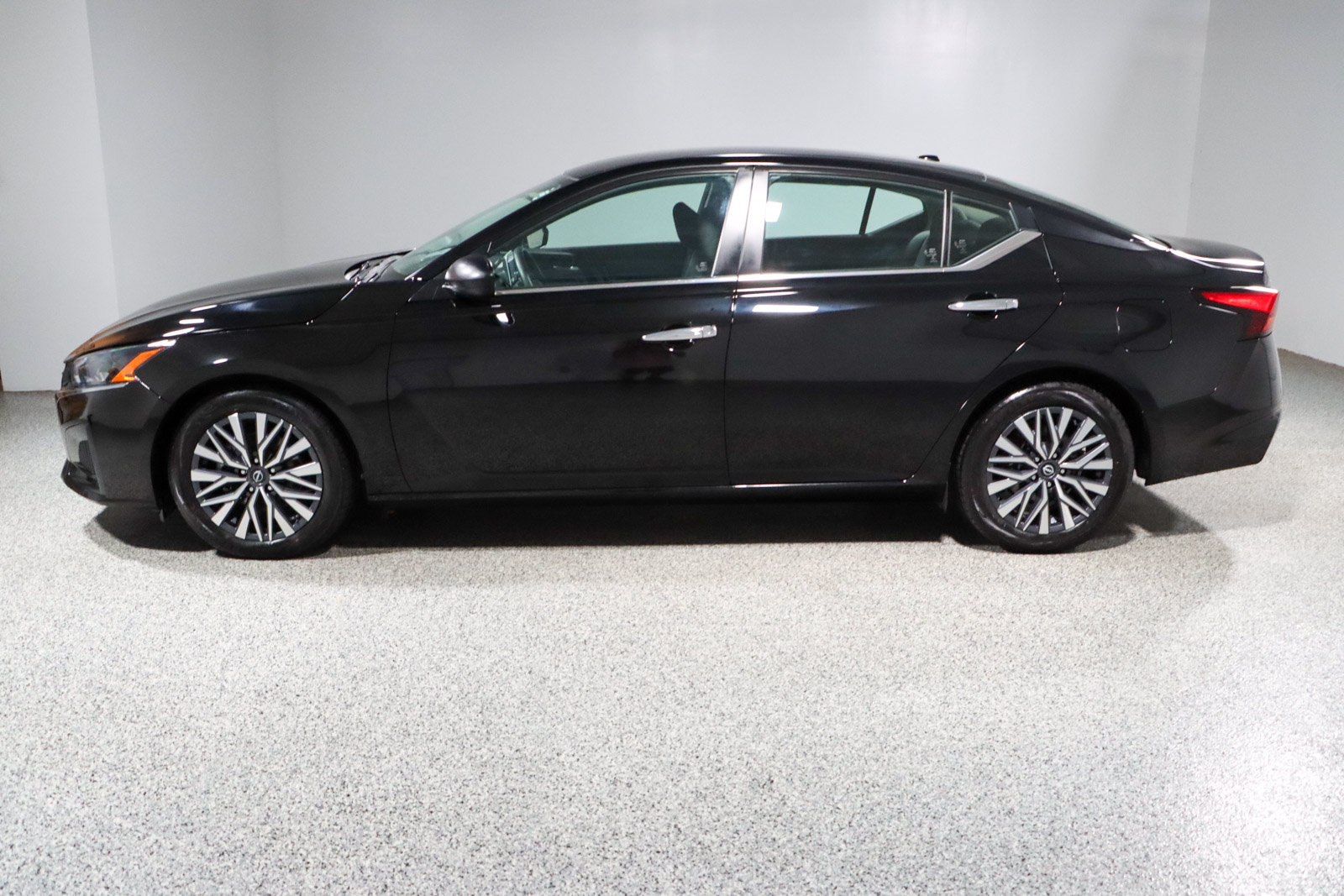 Used 2024 Nissan Altima 2.5 SV FWD image 10