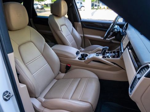 Used 2021 Porsche Cayenne AWD/4WD image 30
