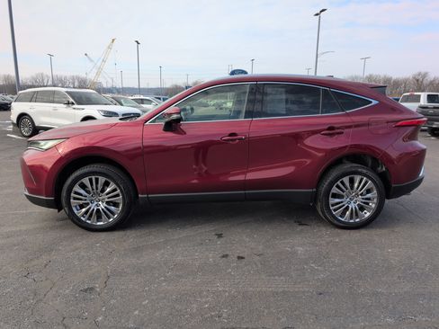 Used 2022 Toyota Venza XLE image 2