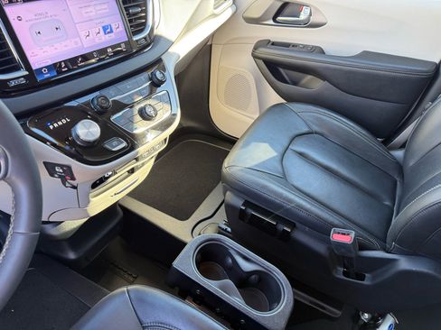 Used 2022 Chrysler Pacifica Touring-L image 13