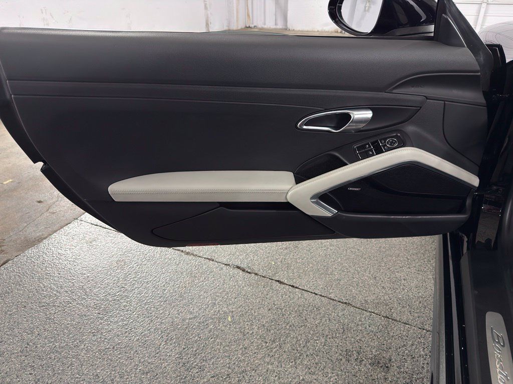 Used 2018 Porsche 718 Boxster RWD image 17