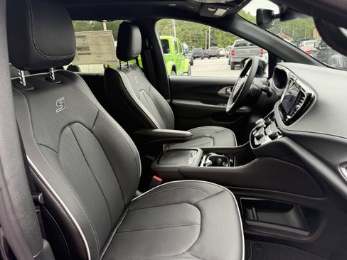 New 2026 Chrysler Pacifica Limited w/ S Appearance Package FWD image 14