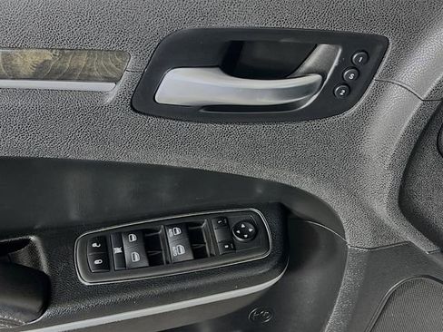 Used 2020 Chrysler 300 Limited RWD image 12