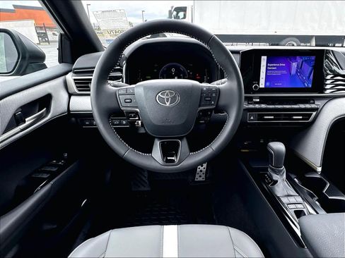 Used 2025 Toyota Camry SE w/ Convenience Package FWD image 8