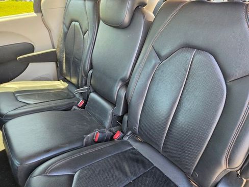 Used 2017 Chrysler Pacifica Touring-L Plus FWD image 11
