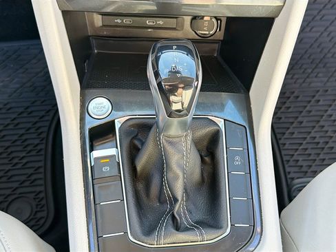 Used 2022 Volkswagen Tiguan SE image 30