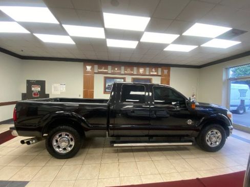 Used 2013 Ford F250 Lariat w/ Chrome Pkg RWD image 2