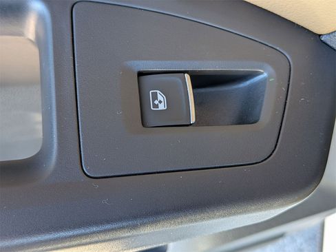 Used 2022 Volkswagen Atlas Cross Sport SE image 29