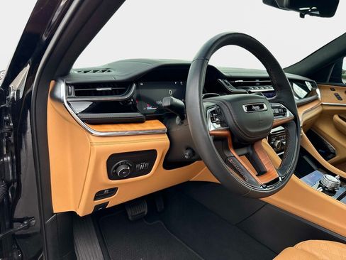Used 2025 Jeep Grand Cherokee Summit AWD/4WD image 19