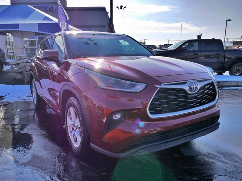 Used 2021 Toyota Highlander LE image 3