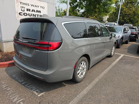Certified 2022 Chrysler Pacifica Touring-L FWD image 3