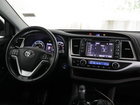 Used 2019 Toyota Highlander XLE AWD/4WD image 2