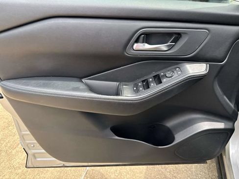 Used 2024 Nissan Rogue SV FWD image 25