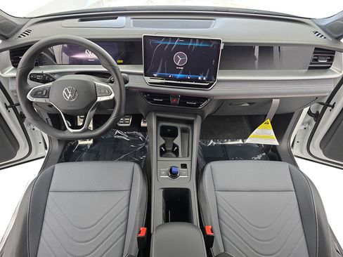New 2026 Volkswagen Tiguan SE R-Line FWD image 9