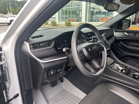 Used 2024 Jeep Grand Cherokee Altitude AWD/4WD image 15
