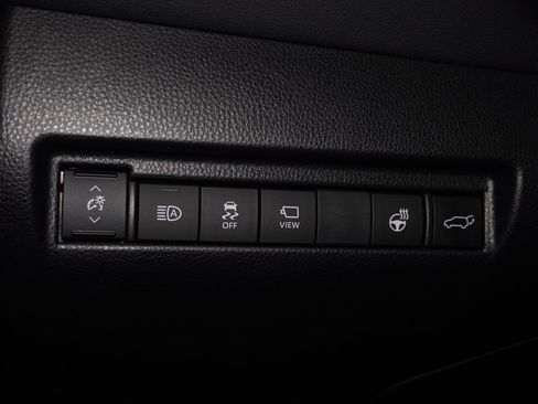 Used 2022 Toyota Venza XLE image 16