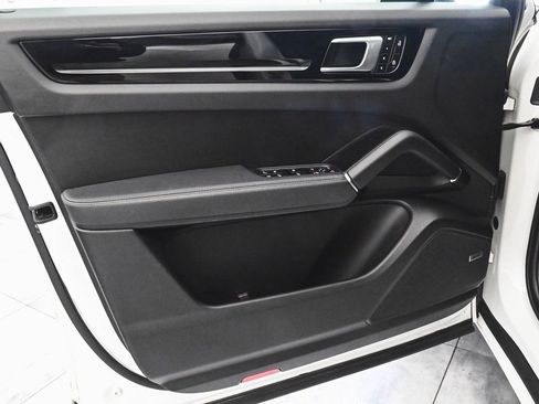 Used 2022 Porsche Cayenne Platinum Edition image 8