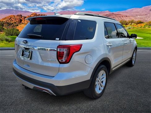Used 2017 Ford Explorer XLT w/ Equipment Group 202A image 4