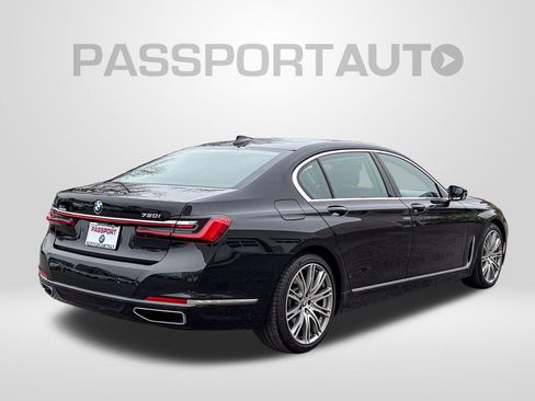 Certified 2022 BMW 750i xDrive w/ Executive Package AWD/4WD image 7