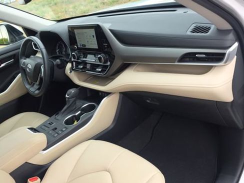 Used 2023 Toyota Highlander XLE AWD/4WD image 29