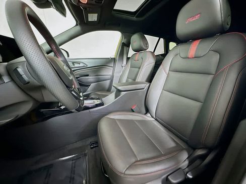 Used 2024 Chevrolet Trax RS w/ Sunroof Package image 12