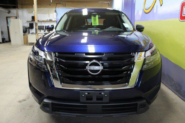 Used 2025 Nissan Pathfinder SV FWD image 2