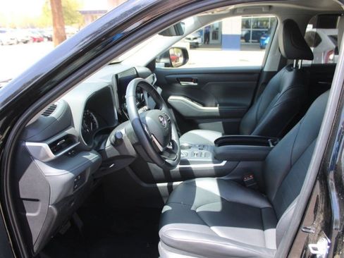 Used 2025 Toyota Highlander XLE AWD/4WD image 14