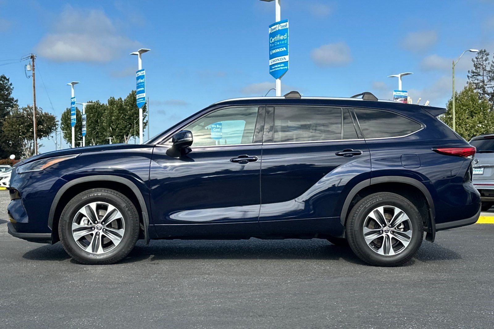 Used 2021 Toyota Highlander XLE AWD/4WD image 2
