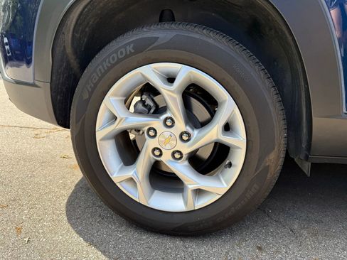 Used 2024 Chevrolet Trax LS w/ LS Convenience Package FWD image 9