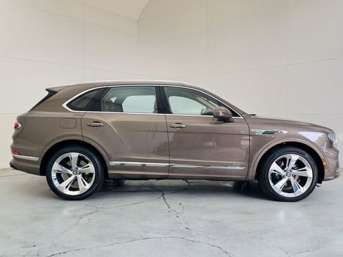 Used 2025 Bentley Bentayga image 6