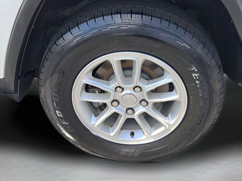 Used 2020 Jeep Grand Cherokee Laredo AWD/4WD image 26