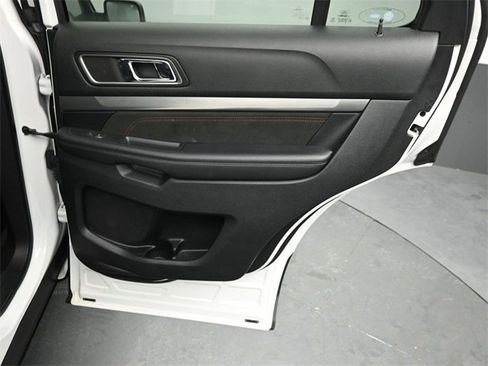 Certified 2018 Ford Explorer XLT w/ Equipment Group 202A image 28