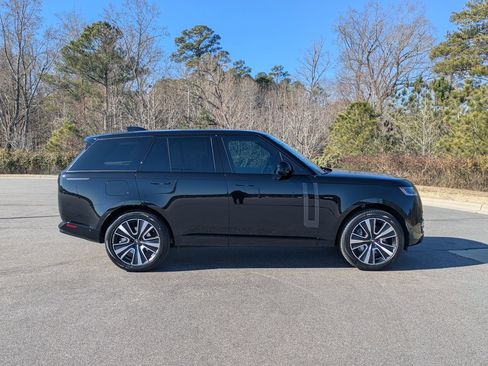 Certified 2025 Land Rover Range Rover SE image 4