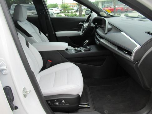 Certified 2025 Cadillac XT4 Sport AWD/4WD image 11
