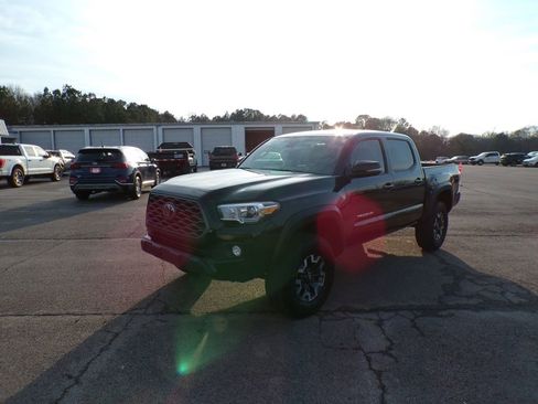 Used 2023 Toyota Tacoma TRD Off-Road w/ Technology Package image 3