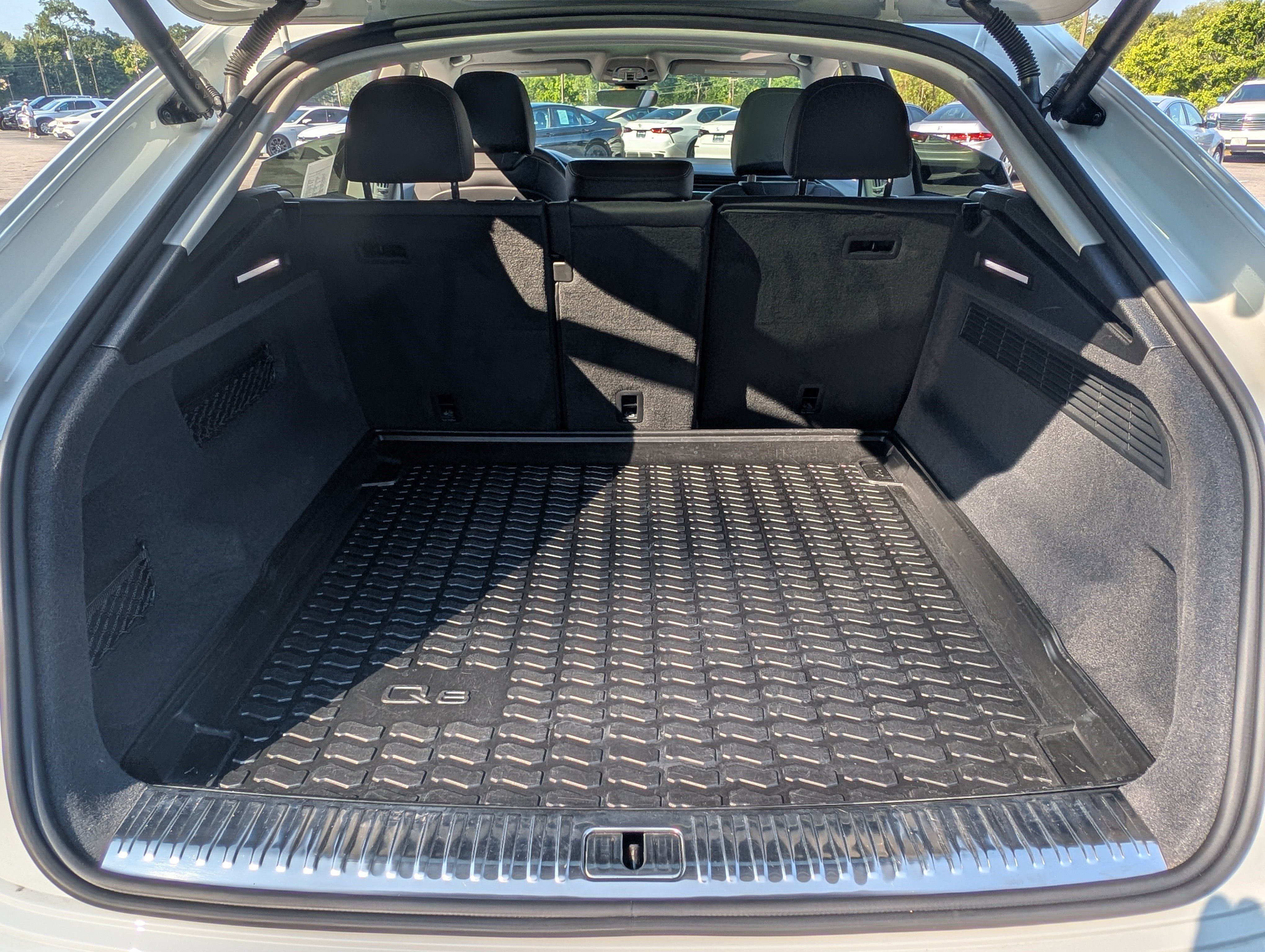 Used 2023 Audi Q8 Premium w/ Convenience Package AWD/4WD image 19