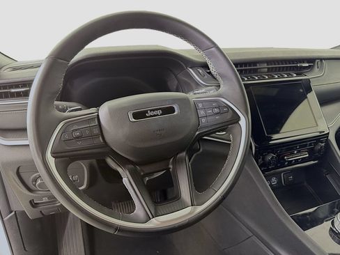 Used 2024 Jeep Grand Cherokee Altitude RWD image 14
