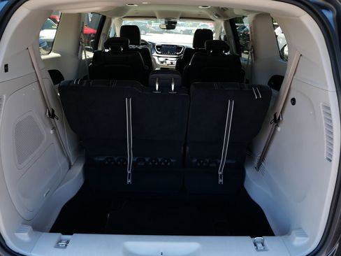 Used 2022 Chrysler Pacifica Touring-L w/ Uconnect Theater Family Group AWD/4WD image 21