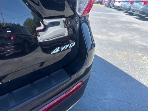 Used 2022 Ford Explorer XLT w/ Equipment Group 202A AWD/4WD image 11
