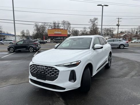 Used 2025 Audi Q5 Premium w/ Convenience Package image 2