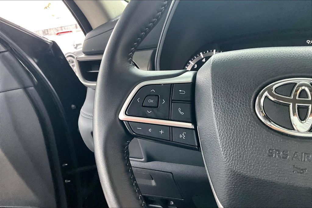 Used 2025 Toyota Highlander LE FWD image 11