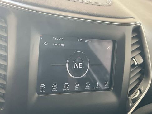 Used 2019 Jeep Cherokee Latitude Plus AWD/4WD image 18